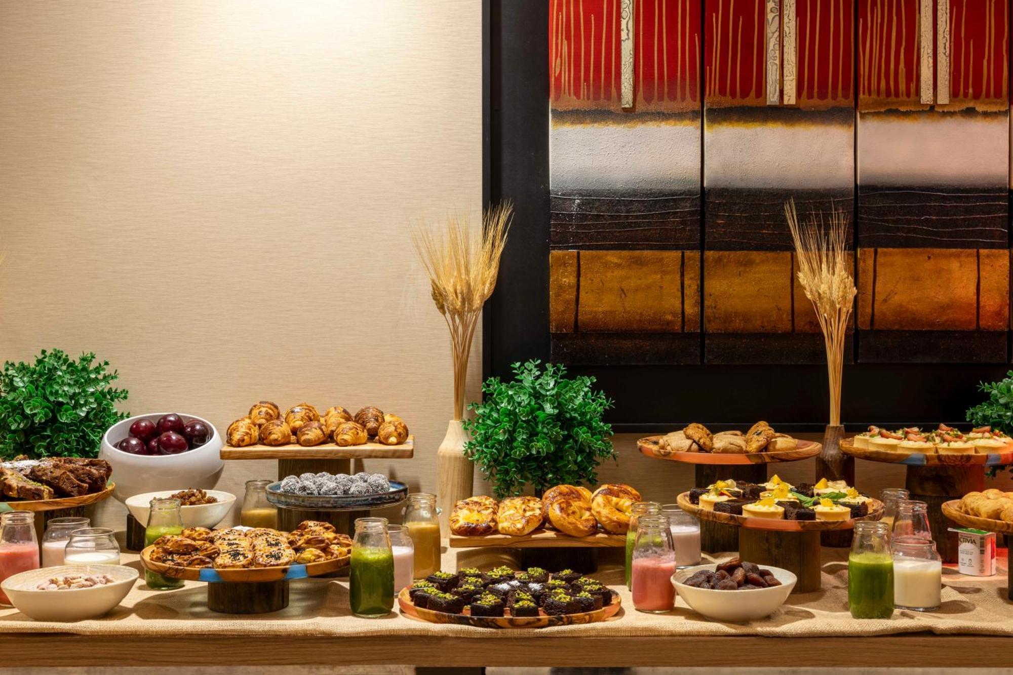 Готель Ramada Plaza By Wyndham Tekstilkent 5*