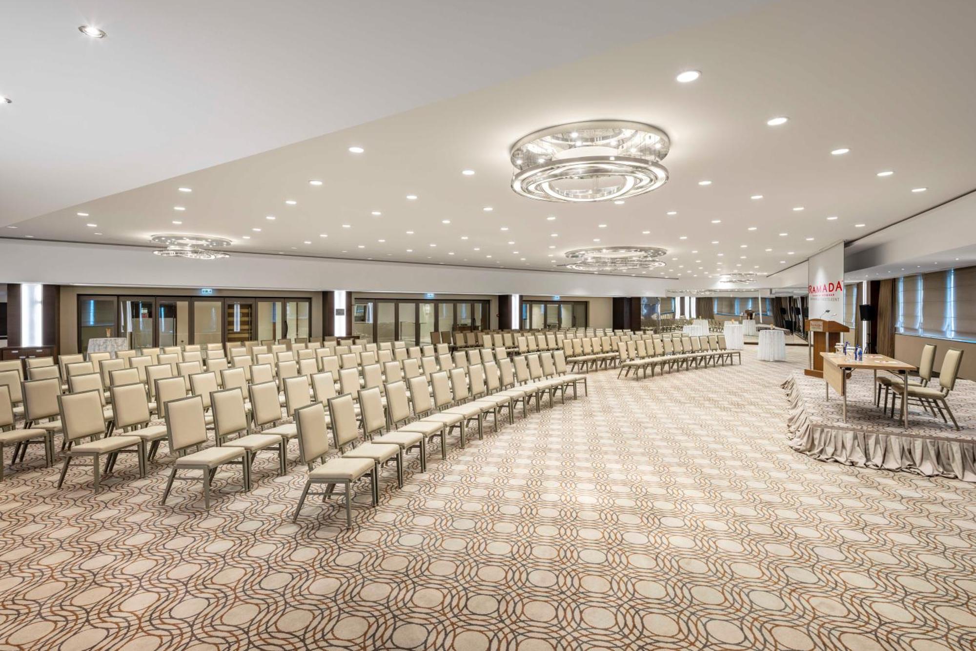 Готель Ramada Plaza By Wyndham Tekstilkent 5*