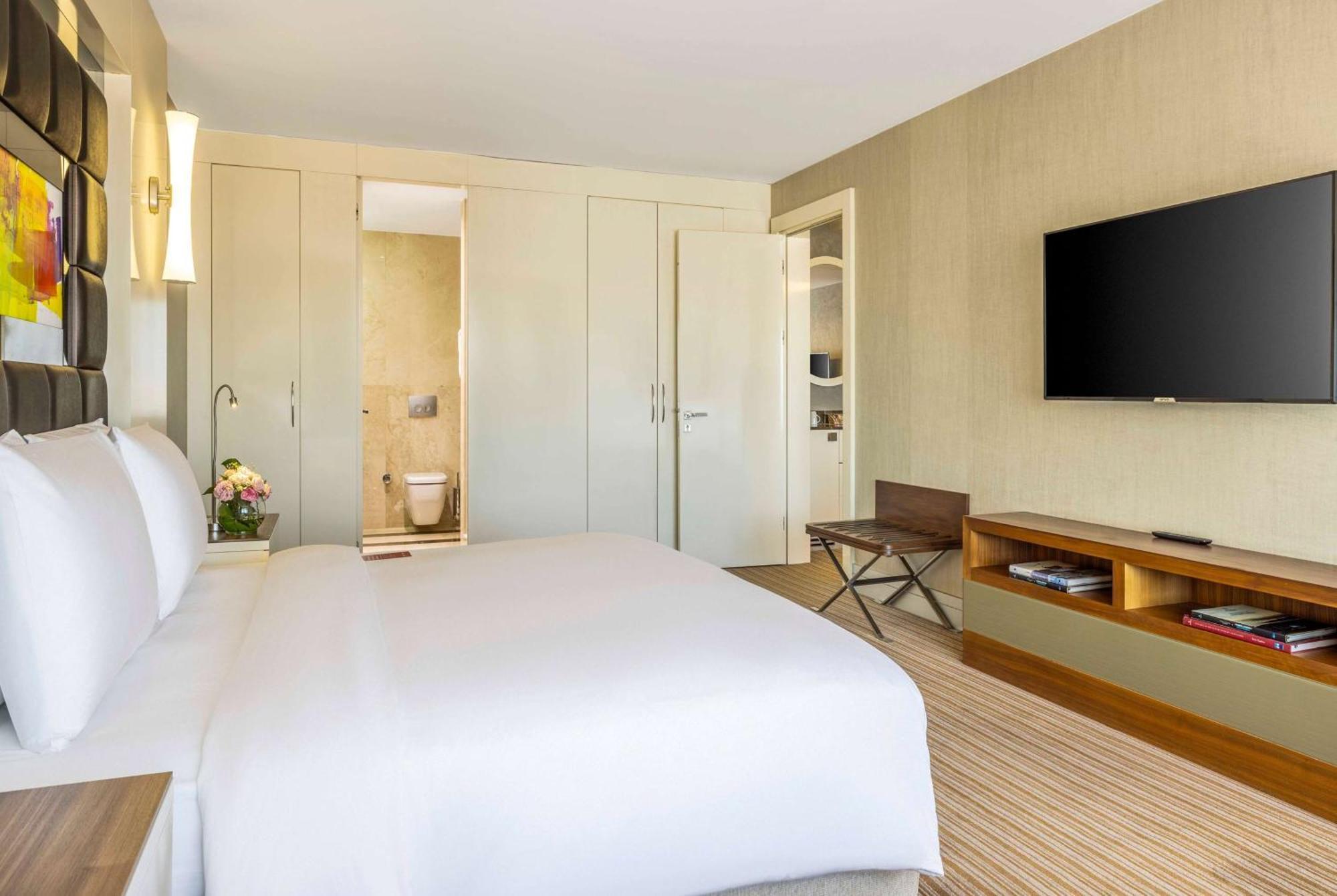 Готель Ramada Plaza By Wyndham Tekstilkent 5*